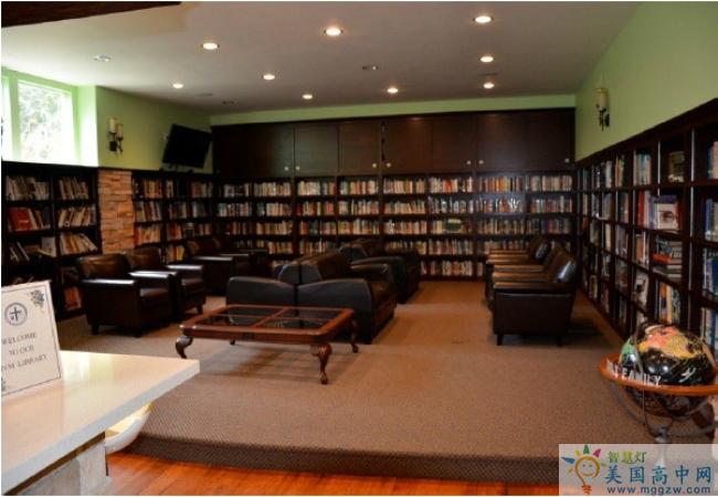 Holy Family High School College Preparatory的图书馆.png