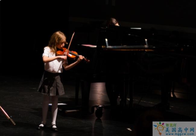 St. Anne's-Belfield School -圣安妮贝尔菲尔德中学-StAnnesBelfield School 的小提琴演奏