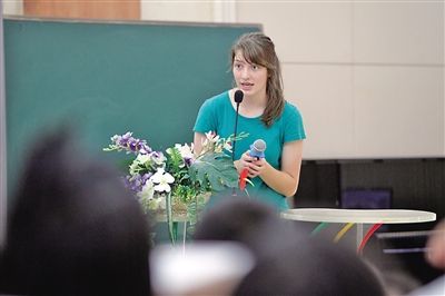 这个美国女生刚刚高中毕业 就来中国给一年级孩子上课-美国高中网